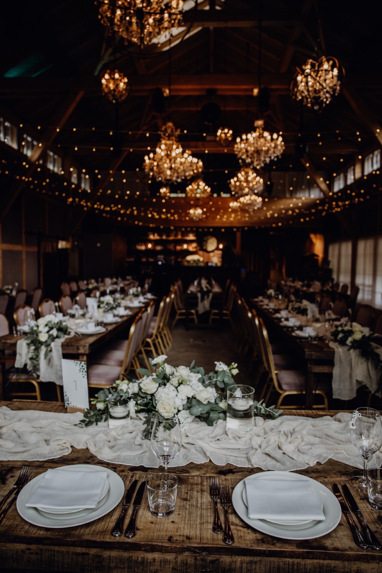 Hochzeit Raumgestaltung – festlich dekorierte Hochzeitslocation