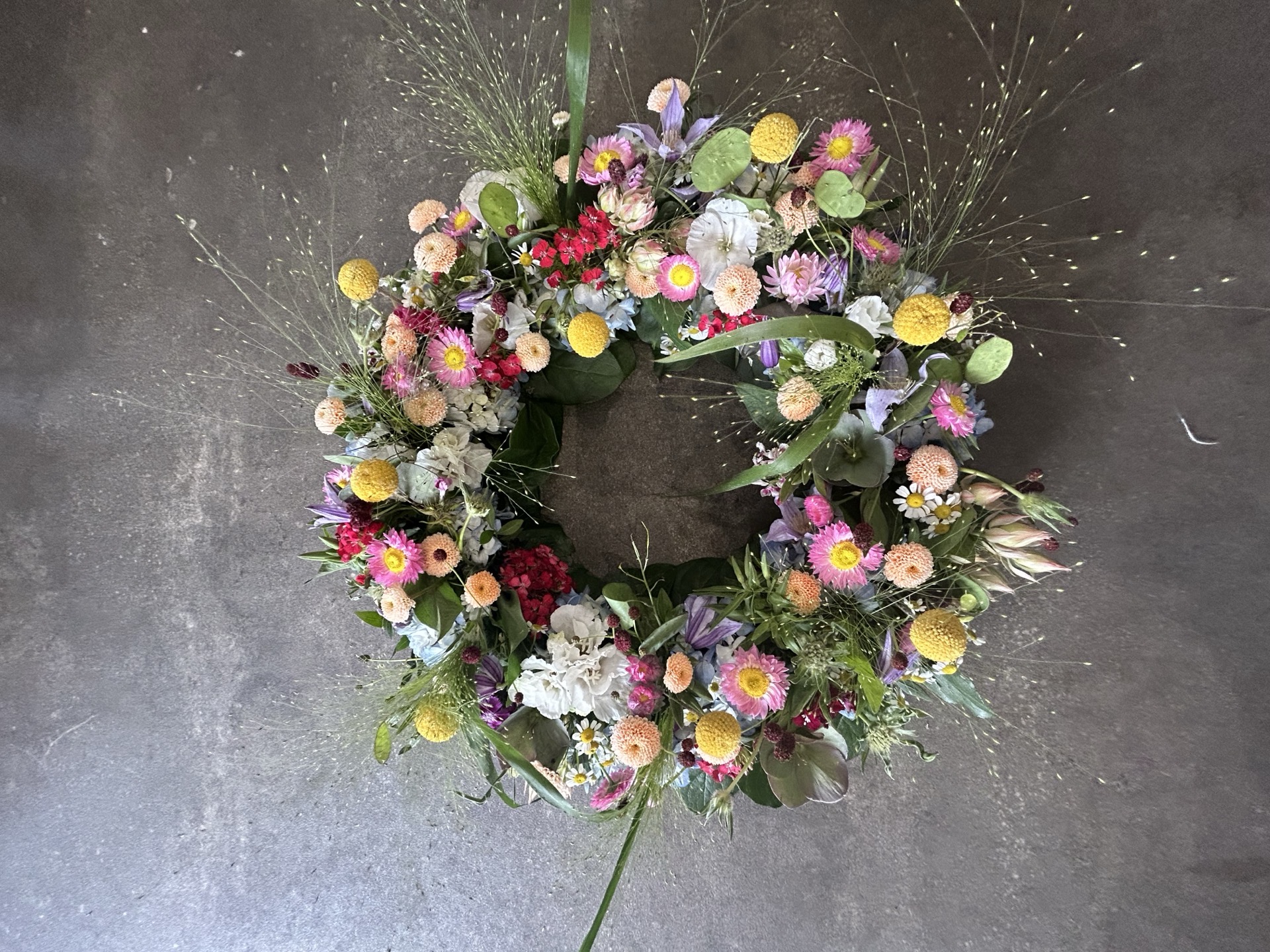 Türkranz binden Workshop Nümbrecht – bunter Trockenblumenkranz