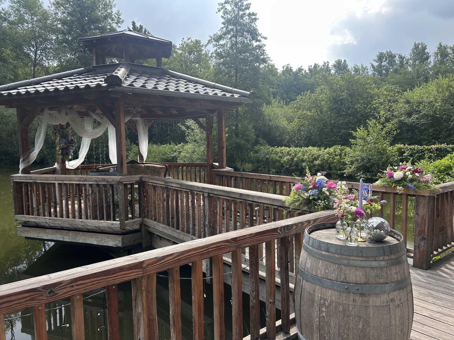 Hochzeitslocation Pavillon florale Dekoration Nümbrecht
