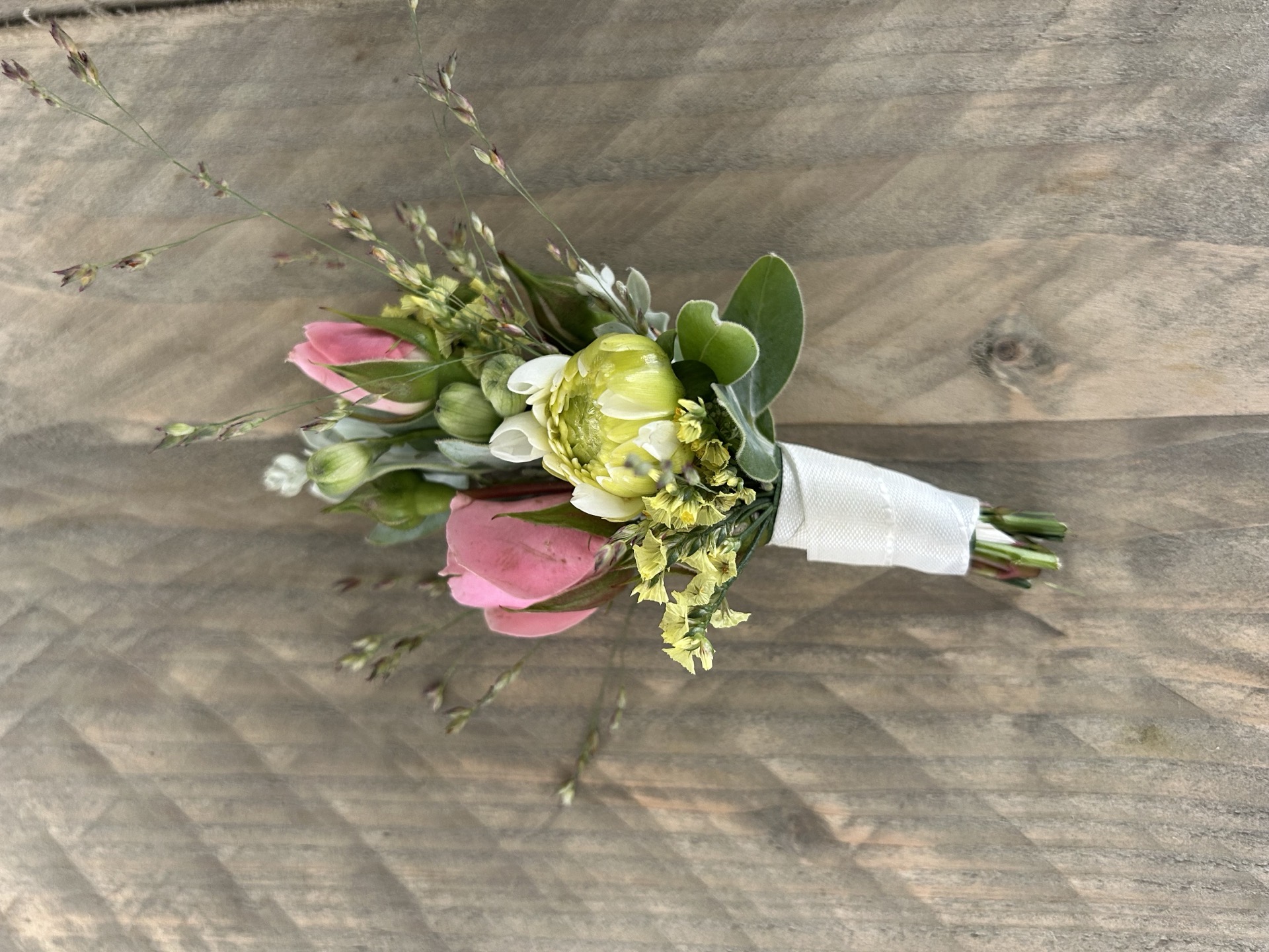 Anstecker Boutonniere Hochzeit – handgebunden von Blütenmoment