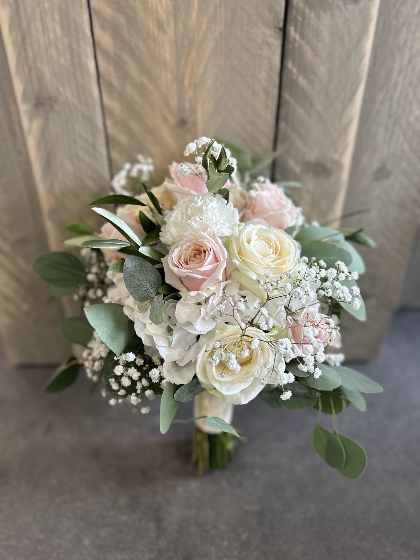 Blütenmoment Nümbrecht – handgebundener Brautstrauß mit Rosen und Eukalyptus